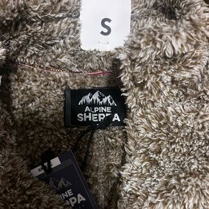 Brand New Alpine pullover Sherpa size small